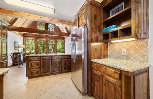 Brownwood House | Brownwood Lodge · Roomy Lodge Nestled Lakeside