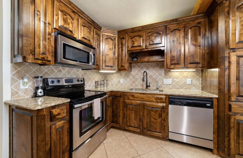 Brownwood House | Brownwood Lodge · Roomy Lodge Nestled Lakeside