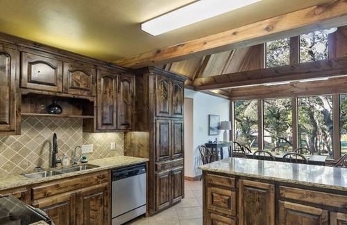 Brownwood House | Brownwood Lodge - Roomy Lakeside