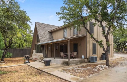 Brownwood House | Brownwood Lodge - Roomy Lakeside