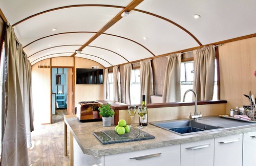Dawlish Warren Ski Chalet | Brunel Boutique Railway Carriage 5