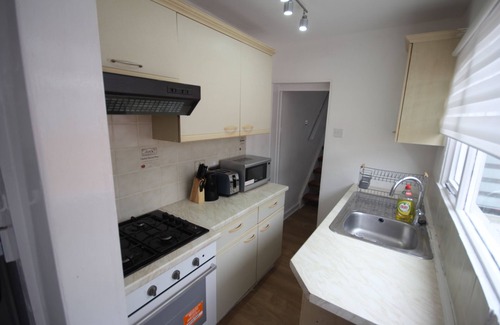 Reading House | Brunswick Cottage - 2 Bedroom Home Situated in the Hearts of Reading City Centre