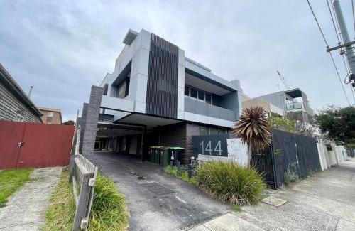 Brunswick Apartment | Brunswick Living Spacious 2B2B with Parking