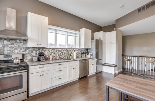 Midtown Apartment | Brush Park Flats | Walk to Stadiums | Sleeps 9
