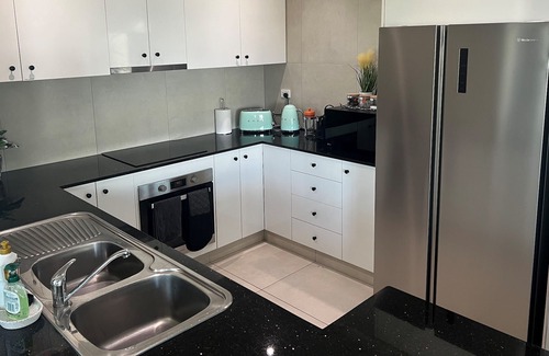 Larrakeyah Apartment | Brushstrokes Hideaway, a Delightful, Modern Tropical Haven in Darwin City