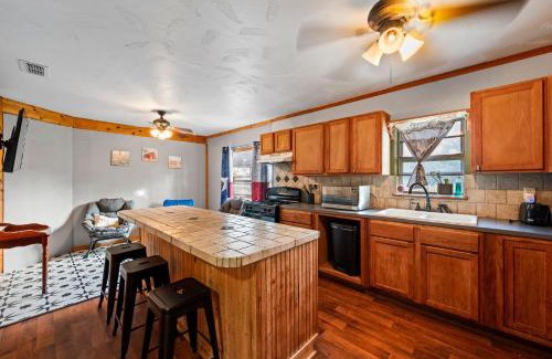 Hico House | Brushy Bills Farmhouse Horse Motel Pet Sleeps 7 by Vacation Your Way