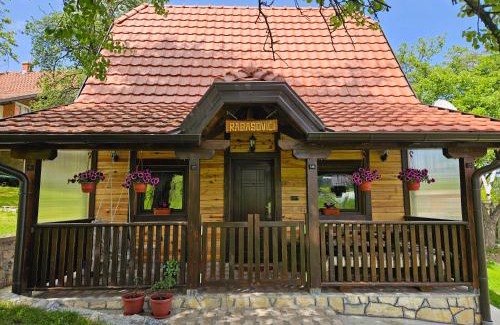 Bajina Basta House | Brvnara ispod stare kruške