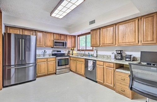 Briarcrest Estates House | Bryan Home w/Deck & Yard ~ 4 Mi to Texas A & M!