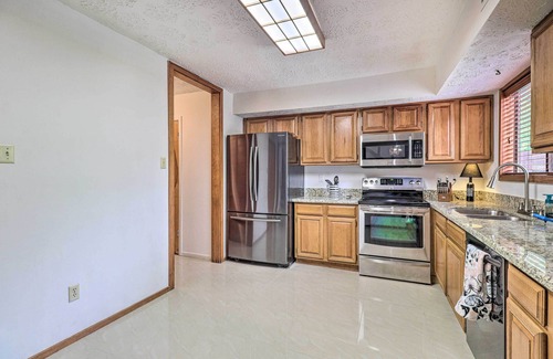 Briarcrest Estates House | Bryan Home w/Deck & Yard ~ 4 Mi to Texas A & M!