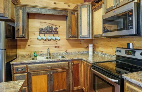 Bryant Cabin | Bryant Cabin Retreat: Hot Tub & Breathtaking Views