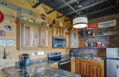 Bryant Cabin | Bryant Cabin with Private Hot Tub!