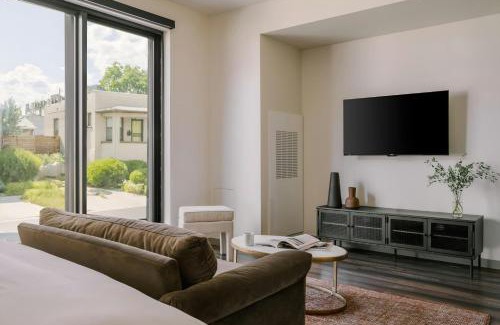 Jefferson Park Apartment | Bryant, Sonder Apartment by Marriott Bonvoy