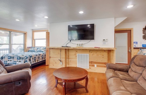 Bryant Cabin | Bryant Vacation Rental w/ Community Indoor Pool!