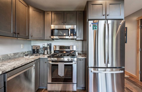 Bryant Pond House | BryantPond Cabin-BNew Firepit! HotTub|Dog Friendly