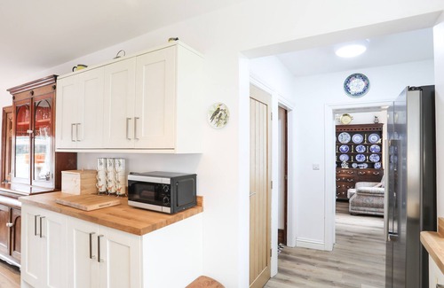 Llanrug House | BRYN AFON FARM, pet friendly, character holiday cottage in Llanrug
