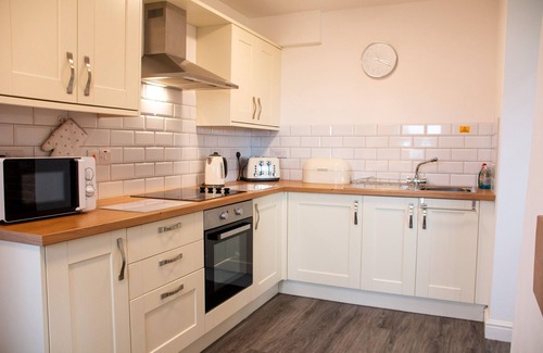 Dinas Cottage | Bryn Bethel - sleeps 6 guests in 3 bedrooms