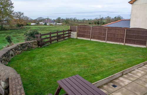 Dinas Cottage | Bryn Bethel - sleeps 6 guests in 3 bedrooms