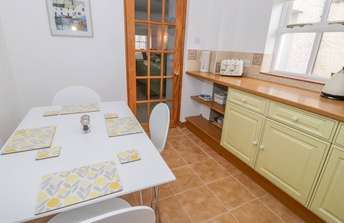 Beaumaris Cottage | BRYN HAF, NEW STREET, family friendly, with open fire in Beaumaris