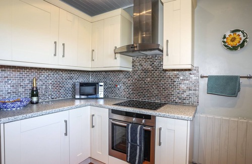 Mynytho Cottage | BRYN MEILLION, pet friendly, with a garden in Sarn Meyllteyrn