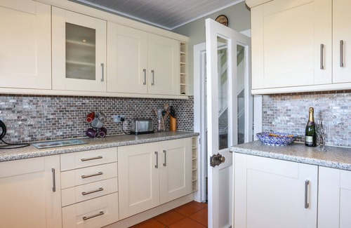 Mynytho Cottage | BRYN MEILLION, pet friendly, with a garden in Sarn Meyllteyrn