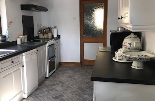 Llangurig Cottage | Bryncylla Cottage - Holiday Cottage with Hot Tub, 9 guests in 3 bedrooms