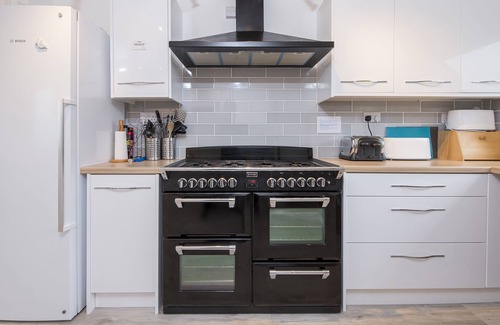 Trefin House | Bryngarw, Holiday Home Trefin, Sleeps 12, 6 bedrooms, bathrooms