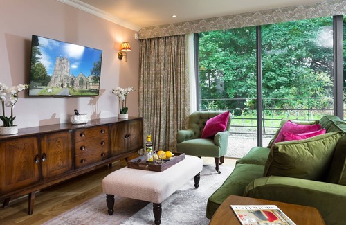 St Martins Cottage | Bryngwilla Gate Lodge - a unique property sleeping two guests