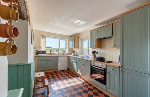 Kidwelly Apartment | Bryntowy (sleeps 6).