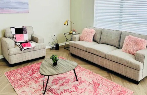 Pearland Apartment | Bubble Yum ~ Girl’s Getaway! Shopping!🛍 Dining!Resort Pool! 🏊‍♀️