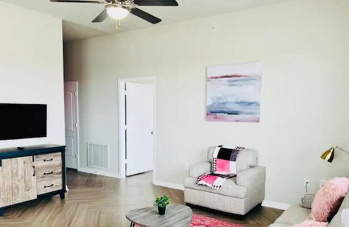 Pearland Apartment | Bubble Yum ~ Girl’s Getaway! Shopping!🛍 Dining!Resort Pool! 🏊‍♀️