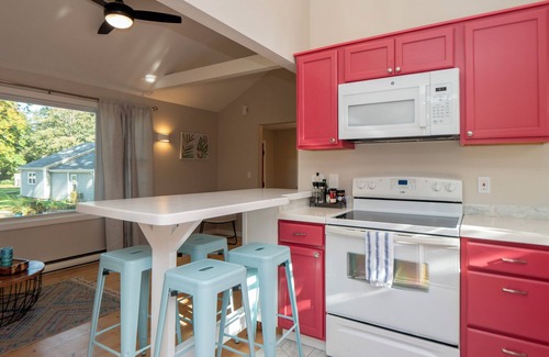 Middletown House | Bubbly Sunlit Newport cottage near fantastic beach area!