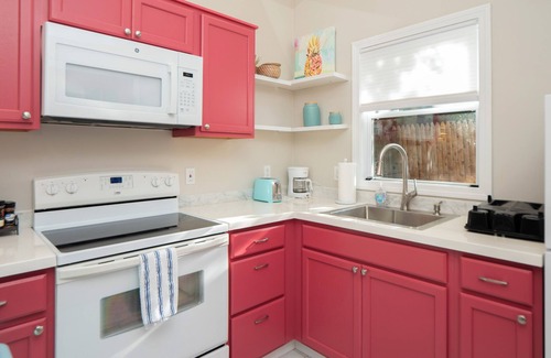 Middletown House | Bubbly Sunlit Newport cottage near fantastic beach area!