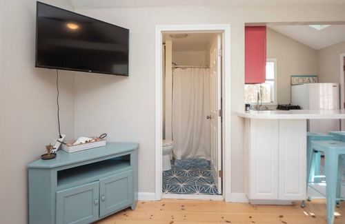 Middletown House | Bubbly Sunlit Newport cottage near fantastic beach area!