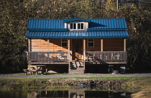 Frank Cabin | Buck Hill Tiny Home Cabin #4 Mountain & Pond Views