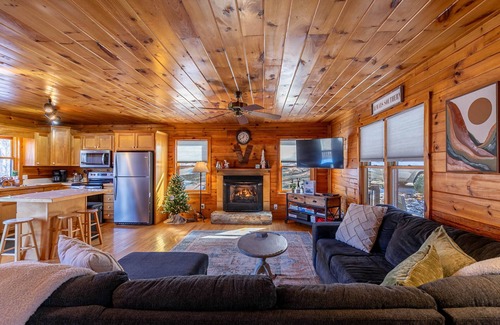West Jefferson House | Buck Ridge - Mtn views, hot tub, perfect location!