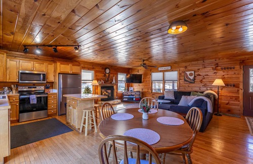 West Jefferson House | Buck Ridge - Mtn views, hot tub, perfect location!
