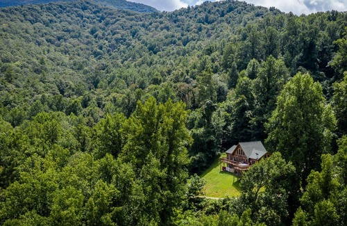 Luray Cabin | Buck's Peak: Spacious, Quiet Log Cabin with a unique view of the Shenandoahs