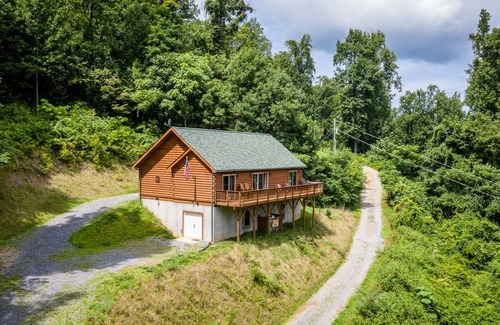 Luray Cabin | Buck's Run: Shenandoah Mountain Log Cabin with a unique view of the Shenandoahs