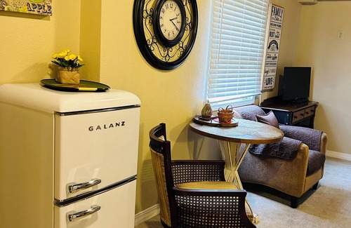 Austintown Apartment | Buckeye Bungalow-Charming 2-bedroom apartment in Youngstown