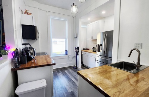 Sandusky Apartment | Buckeye Sports ~ Mins to CP & SF ~ King/WD/Pet OK/Kids Friendly/Largest Mural