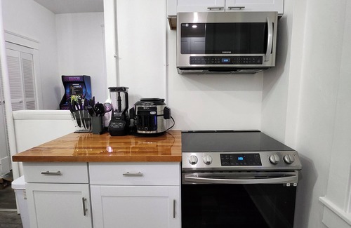 Sandusky Apartment | Buckeye Sports ~ Mins to CP & SF ~ King/WD/Pet OK/Kids Friendly/Largest Mural