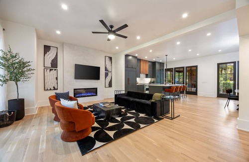 North Buckhead House | Buckhead Black House Spacious 5 Bedroom Mansion with Heated Pool - Lenox Atlanta
