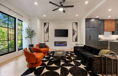 North Buckhead House | Buckhead Black House Spacious 5 Bedroom Mansion with Heated Pool - Lenox Atlanta