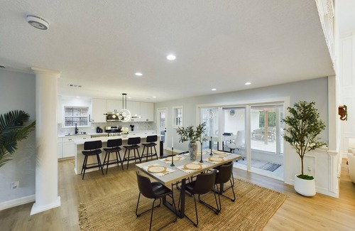 Northside House | Buckle & Boots BNB - 20 minutes to downtown + pool