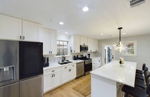 Northside House | Buckle & Boots BNB - 20 minutes to downtown + pool