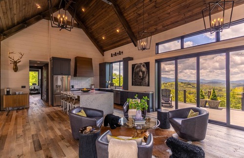 Elk Park House | Bucks and Bunnies at Eagles Nest - new, luxury with huge views, hot tub
