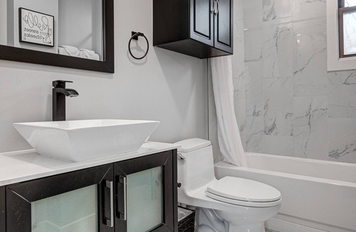 Bucktown Condo | Bucktown Beauty! Pet friendly and (Secret) Space for the Whole Group by RedAwning
