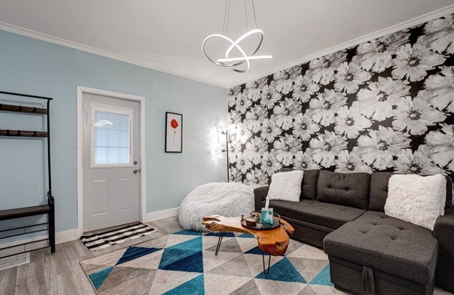 Bucktown Condo | Bucktown Beauty! Pet friendly and (Secret) Space for the Whole Group by RedAwning