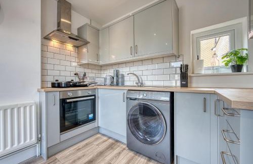 Wellingborough Apartment | Buckwell Heights - 2 Bedroom Free Parking Wifi Sky TV