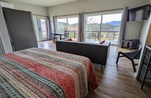 Warne House | Bucolic Mountain View Stargazing Sunsets Wildlife